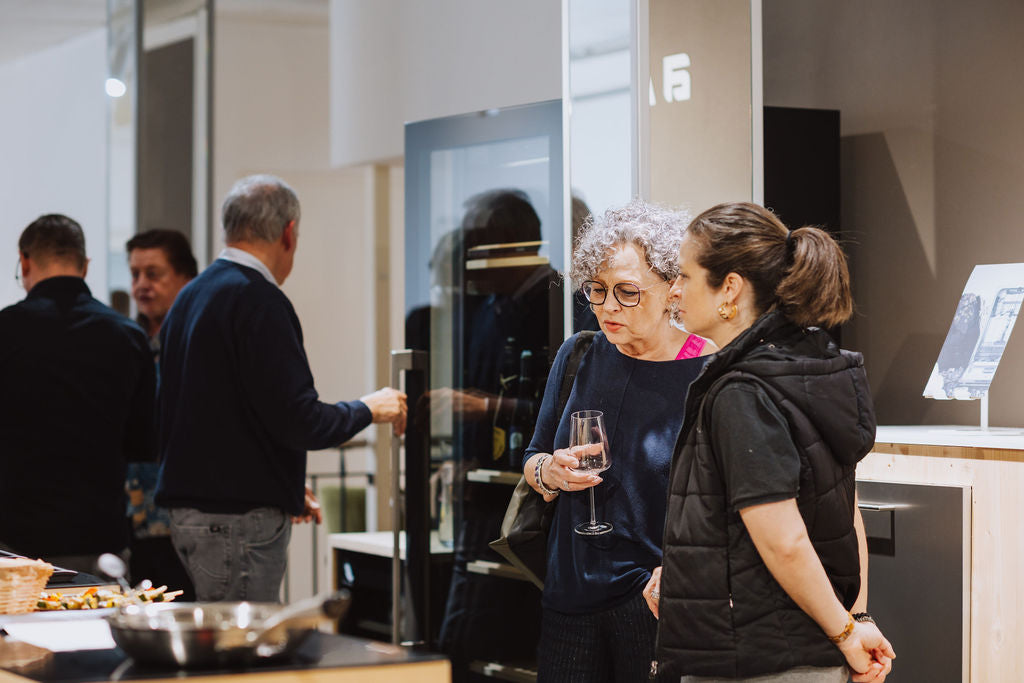 Gäste im Gespräch im Experience Center in Balsthal