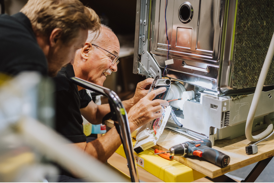 Techniker von Haefeli Service bei einer Reparatur
